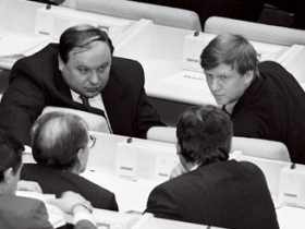 Егор Гайдар и Анатолий Чубайс. Фото с сайта dev.rusrep.ru Егор Гайдар и Анатолий Чубайс. Фото с сайта dev.rusrep.ru