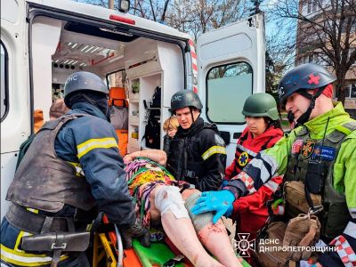 Спасатели госпитализируют раненую в результате российского ракетного удара по Кривому Рогу женщину, 29 марта 2025 год. Фото: ГСЧС Украины Спасатели госпитализируют раненую в результате российского ракетного удара по Кривому Рогу женщину, 29 марта 2025 год. Фото: ГСЧС Украины